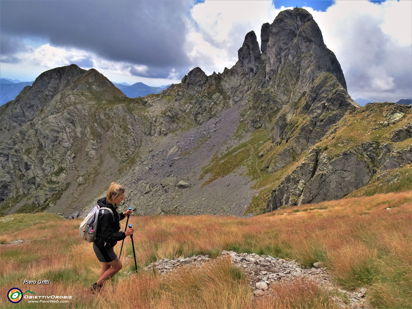 43 In decisa-ripida salita al Ponteranica centrale con splendida vista sul Valletto.JPG